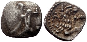Lycaonia, Laranda AR Obol (Silver, 0.42g, 10mm) ca 324-323 BC.
Obv: Head of Herakles to right
Rev: Forepart of wolf to right; inverted crescent (or ...