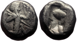 Persia, Achaemenid Empire. temp. Darios I to Xerxes II (ca 485-420 BC) AR Siglos (Silver, 5.31g, 14mm) 
Obv: Persian king or hero, wearing kidaris and...