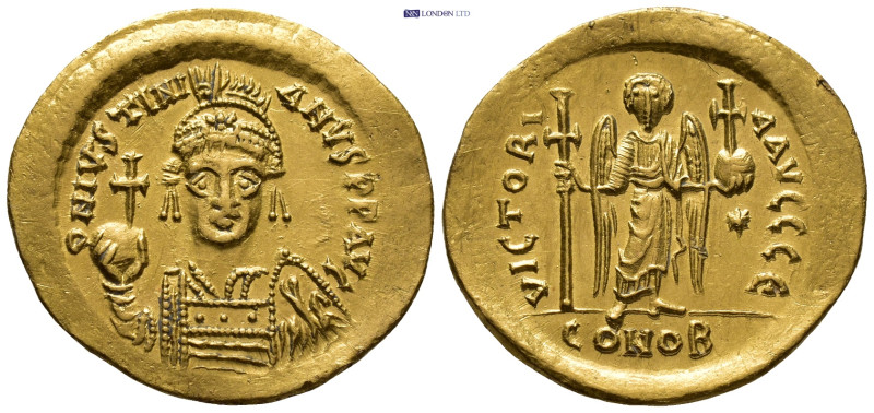 JUSTINIAN I (527-565). Solidus. Constantinople. (4.45 Gr. 20mm.)
Helmeted, drape...