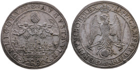 Augsburg 
Stadt
Taler
1626

Vs: Stadtansicht, darüber zwei Putti mit Stadtpyr, Umschrift
Rs: Gekrönter Adler, Umschrift

Material: Silber 

...