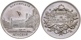 München 
Stadt
Versilberte Bronze-Medaille
o. J. (um 1890)

zur Erinnerung an München
Vs: Ansicht des Marienplatzes, oben und im Abschnitt Schri...