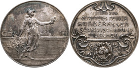München 
Stadt
Silber-Medaille
o. J. (um 1910)

des Vereins zur Züchtung reiner Hunderassen in Süddeutschland e. V.
Vs: Frauengestalt stehend n....