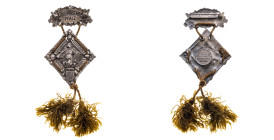 Pirmasens 
Stadt
Ansteckbares zweiteiliges versilbertes Bronze-Abzeichen
1900

auf das Eröffnungsschießen vom 12.-19. August 1900 in Form einer
...