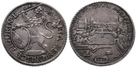 Schweiz 
Zürich
Stadt
Taler
1736

Vs: Löwe mit Wappenschild und Schwert n. l., Umschrift
Rs: Stadtansicht, oben Schrift

Material: Silber 
...