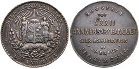 USA 
Bundesstaat, seit 1789
Versilberte Bronze-Medaille
1904

auf das 32. Jahresbankett der Vereinigung der Seidenproduzenten von Amerika
Vs: Wa...