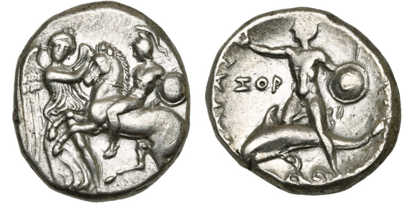 CALABRE, TARENTE, AR nomos, 302-231 av. J.-C. D/ Niké freinant un cheval galopan...