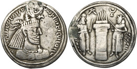ROYAUME SASSANIDE, Narseh (293-303), AR drahm. D/ B. cour. à d. Légende interrompue sous le buste. R/ Autel du feu entre deux gardiens, dont celui de ...