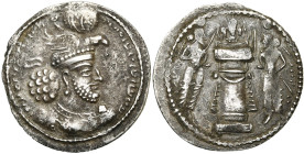 ROYAUME SASSANIDE, Hormizd II (302-309), AR drahm. D/ Légende interrompue sous le buste. Bord de la couronne à dix perles. R/ B. d'Ahura-Mazda de f. d...
