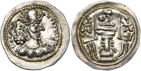 ROYAUME SASSANIDE, Shapur II (309-379), AR drahm. Emission orientale. Série de Turan. D/ B. cour. à d. R/ Autel du feu entre deux gardiens coiffés de ...