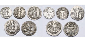 ROYAUME SASSANIDE, Shapur II (309-379), lot de 5 drahms: légende interrompue sous le buste, b. d'Ahura-Mazda à d. dans les flammes, pilier de l'autel ...