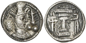 ROYAUME SASSANIDE, Shapur II (309-379), AR dang. D/ B. cour. à d. Devant le buste, palme droite posée entre deux globules. R/ Autel du feu entre deux ...