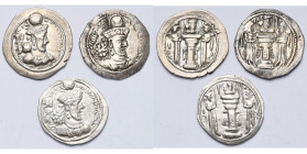 ROYAUME SASSANIDE, Shapur III (383-388), lot de 3 drahms: b. d'Ahura-Mazda à d. dans les flammes. Göbl I/1.

Beau à Très Beau / Fine - Very Fine