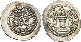 ROYAUME SASSANIDE, Yazdgird II (438-457), AR drahm, LD = Ray. Göbl I/2, 165 var.; Mitch., ACW, 969 var.; Sell. 47 var. 4,18 g. Petite tache sur le bor...