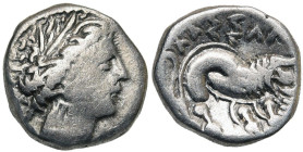 ITALIE DU NORD, AR drachme, 2e s. av. J.-C. Imitation des drachmes de Marseille - Bergomates ou Cenomani. D/ T. de nymphe à d., la chevelure disposée ...