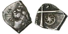 GAULE CELTIQUE, Petrocorii, AR drachme, 200-100 av. J.-C. Type flamboyant. D/ T. à g., la chevelure formée de trois rangées, torque autour du cou. R/ ...