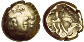 GAULE CELTIQUE, Aedui, AV statère. Type de Chenôves. Classe IIIa au triskèle. D/ T. à d., les mèches de cheveux en forme de S. Deux fleurons partant d...
