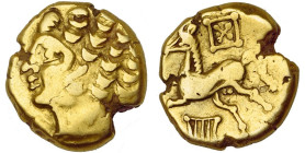GAULE CELTIQUE, Arverni, AV statère. Type à la lyre. D/ T. à g., les cheveux courts disposés en petites mèches, une longue boucle sur la joue. R/ Chev...