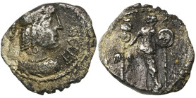 GAULE CELTIQUE, Arverni, AR quinaire, après 57 av. J.-C. D/ B. l., casqué, dr. à d. Les cheveux en trois mèches torsadées. Devant, EPAD. R/ Guerrier d...