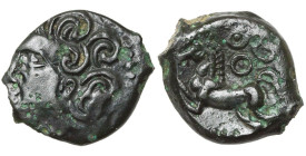 GAULE CELTIQUE, Bituriges Cubi, AE bronze. Type ABVDOS. D/ T. à g., les cheveux disposés en larges boucles. R/ Cheval galopant à g., la crinière strié...