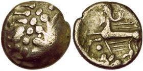 GAULE CELTIQUE, Senones, AV quart de statère en or de bas titre. D/ T. l. à d. R/ Cheval androcéphale à g., la crinière relevée en boucle. Dessous, pe...