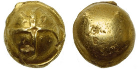 GAULE CELTIQUE, Seine moyenne, AV statère, 1er s. av. J.-C. Globule à la croix des Séno-Carnutes. Classe 3 - Type sphérique. D/ Petite croix au centre...
