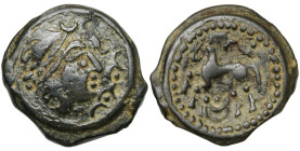 GAULE CELTIQUE, région parisienne, AE potin, 1er s. av. J.-C. D/ T. à d., une mèche de cheveux en forme de S retombant sur le front. Devant le visage,...