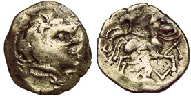 ARMORIQUE, Namnètes, AV statère de bas or, 1er s. av. J.-C. D/ T. large à d. entourée de quatre chaînettes. R/ Cheval androcéphale conduit à d. par un...