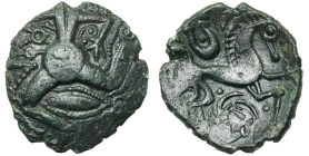 GAULE BELGIQUE, Bellovaci, AE bronze. D/ Personnage courant à g., t. à d. Sous le bras g., deux annelets centrés sous un arc perlé se terminant par de...