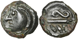 GAULE BELGIQUE, Bellovaci, AE potin. Dérivé du type aux chevrons. D/ T. stylisée à g. R/ Au milieu, une ligne coupant le champ en deux. Au-dessus, S c...