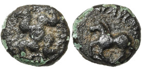 GAULE BELGIQUE, Eburones, AE bronze, fin du 1er s. av. J.-C. Classe I. D/ Quatre bustes de chevaux placés en croix autour d'un annelet pointé. Dans le...