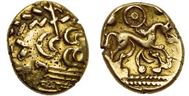 GAULE BELGIQUE, Nervii, AV statère à l'epsilon, 58-57 av. J.-C. Classe I. D/ Vestiges d'une t. humaine à d., avec la couronne de laurier traversée par...