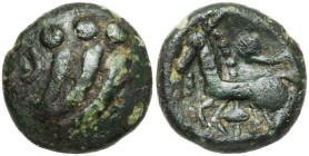 GAULE BELGIQUE, Remi, AV quart de statère en bronze. Type à la mèche. D/ Trois segments de cercle bouletés et parallèles. A g., petit arc de cercle bo...
