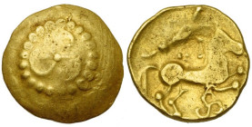 GAULE BELGIQUE, Treviri, AV quart de statère, 2e s. av. J.-C. Type au triskèle. D/ Triskèle aux bouts enroulés, entouré d'un gros grènetis. R/ Cheval ...