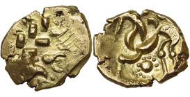 ILE DE BRETAGNE, Corieltauvi, AV statère, 45-10 av. J.-C. Type à la rosace. D/ T. l. schématisée à d. R/ Cheval à g. Au-dessus, une ancre. En dessous,...