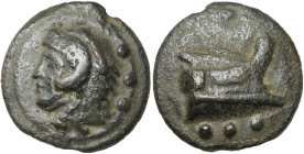 Emission anonyme, AE quadrans, 225-217 av. J.-C., Rome. D/ Sur un disque, T. d'Hercule à g., coiffé de la dépouille de lion. Derrière, trois globules....