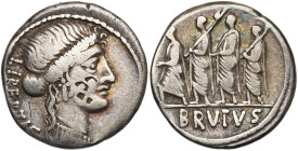 M. Iunius Brutus Q. Caepio, AR denier, 54 av. J.-C., Rome. D/ T. de Libertas à d., parée de boucles d'oreilles et d'un collier. Derrière, LIBERTAS. R/...