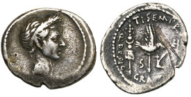 Ti. Sempronius Graccus, AR denier, 40 av. J.-C. (?), Rome. D/ T. l. de Jules César à d. R/ Vexillum, aquila, charrue et sceptre. Au-dessus, TI· SEMPRO...