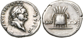 VESPASIEN (69-79), AR denier, 77-78, Rome. D/ CAESAR VESPASIANVS AVG T. l. à d. R/ IMP- XIX Modius tripode, contenant sept épis de blé dont les deux e...