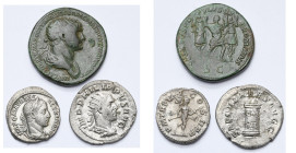 lot de 3 p.: Trajan, dupondius, R/ L'empereur entre deux trophées (belle patine verte); Sévère Alexandre, denier, R/ Mars ten. un trophée et une lance...