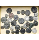 lot de 24 bronzes, AE3 et AE4: Licinius Ier, Licinius II, Constantin Ier (3 folles de moyen module, 1 AE3), Constantinopolis (2, dont 1 nettoyé), Faus...