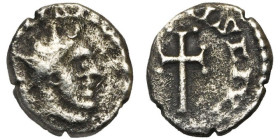 MEROVINGIENS, AR denier, début du 8e s., Poitiers. D/ T. radiée à d. R/ [PECTAV]IS CIVI Croix longue. Belfort 3608 var.; Trouvaille de Bais 140-143 va...