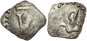 MEROVINGIENS, AR denier, début du 8e s., Vienne. D/ VI sous un trait. R/ Monogramme NAS. Belfort 4833-4839 var. 0,96 g. Rare. Faiblesse de frappe.

...