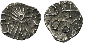 MEROVINGIENS, AR denier, atelier indéterminé. D/ B. stylisé à g. R/ Croix cantonnée de quatre points. Légendes dégénérées. 1,00 g.

Très Beau / Very...