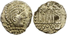 ANGLO-SAXONS, thrymsa (triens) en électrum, vers 655-675. Post Crondall. Type "Pada". D/ B. diad. à d. inspiré des émissions du Bas-Empire romain. Lég...