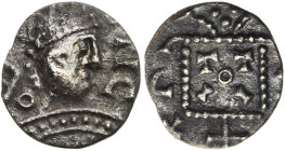 ANGLO-SAXONS, AR sceat, vers 680-710. Type à l'étendard. Série A3. D/ B. radié à d. Devant TIC. Derrière, une rangée de globules et A entre deux annel...