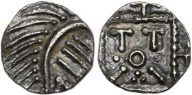 FRISE, AR sceat, vers 695-740. Série E. Type au "porc-épic". D/ T. dégénérée à d. R/ Etendard stylisé, inscrit T/O/T/I-I. En dessous, un groupe de tro...