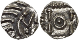 FRISE, AR sceat, vers 695-740. Série E. Type au "porc-épic". D/ T. dégénérée à d. R/ Etendard stylisé. S. 790G2; Metcalf, Sceattas, 217, fig. 2. 0,68 ...
