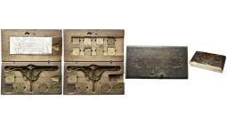 ALLEMAGNE, Cologne, boîte de changeur de Johann Kirch, 1754. Complète, avec vignette, trébuchet et 13 poids. 123 x 67 x 25 mm.

Très Beau / Very Fin...
