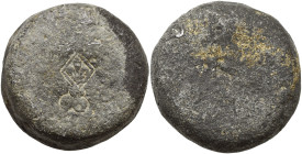 FRANCE, LILLE, poids d'une demi-livre. Marqué d'un lis dans un losange. Forien de Rochesnard p. 115. Cylindrique. Plomb, 40 mm, 240 g.

Très Beau / ...