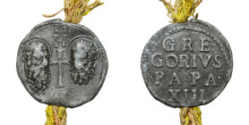ITALIE, ETATS PONTIFICAUX, Grégoire XIII (1572-1585), (Ugo Boncompagni), bulle pontificale en plomb. D/ T. de f. de saint Paul et saint Pierre de part...